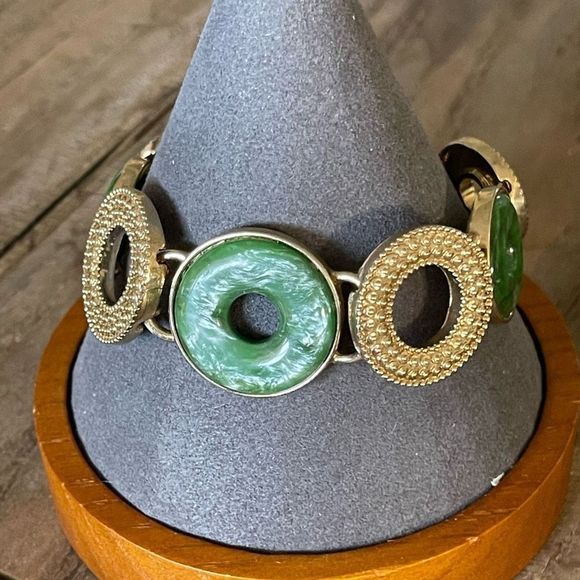 Signed Monet Green Life Saver Gold Tone Circle Bracelet Toggle Clasp 7.5”L - Picture 8 of 9